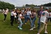 Jugendliche rennen auf einer Wiese