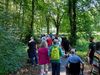 Wandergruppe_mit_Rollstuhl_von_hinten
